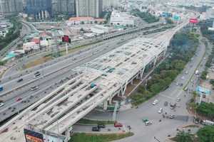 Metro Bến Thành - Suối Tiên qua quận Bình Thạnh, TPHCM. Ảnh: CAO THĂNG