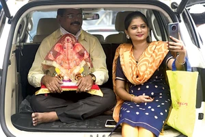 Người dân Ấn Độ ở thành phố Mumbai khoe tượng Thần Ganesha tự tạo