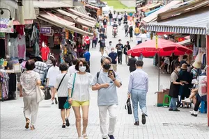 Người dân đeo khẩu trang phòng lây nhiễm COVID-19 tại một chợ ở Seoul, Hàn Quốc, ngày 1-9-2020. Ảnh: THX/TTXVN