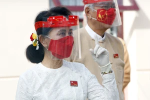 Bà Aung San Suu Kyi trong cuộc vận động tranh cử ngày 8-9 tại Naypyitaw. Ảnh: AP