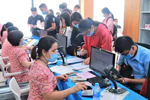 Thí sinh đóng học phí nhập học ngày 17-9 tại Trường ĐH Công nghiệp Thực phẩm TPHCM