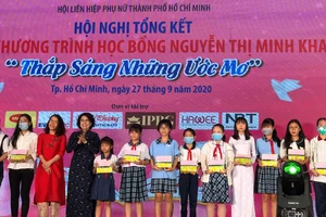 Trao học bổng cho nữ sinh và con công nhân khó khăn