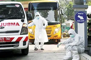 Nhân viên y tế Tây Ban Nha mệt mỏi trước thời điểm thủ đô Madrid bị phong tỏa trong làn sóng Covid-19 thứ 2