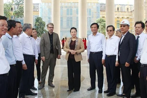 Ủy viên Bộ Chính trị, Chủ tịch Quốc hội Nguyễn Thị Kim Ngân chúc mừng lãnh đạo, cán bộ, công chức và người lao động thuộc TANDTC nói riêng và hệ thống TAND có một trụ sở mới, trang nghiêm, thể hiện được ý nghĩa "Thượng tôn pháp luật" của nền tư pháp Việt