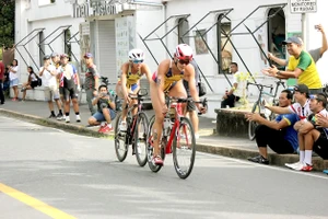 Thi đấu nội dung xe đạp của môn triathlon tại SEA Games 30. Ảnh: P. NGUYỄN