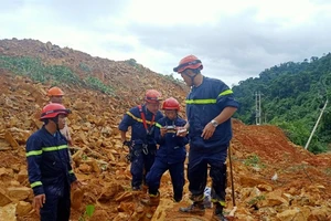 Lực lượng chức năng đang tích cực tìm kiếm các nạn nhân vụ sạt lở kinh hoàng tại dự án thủy điện Rào Trăng 3