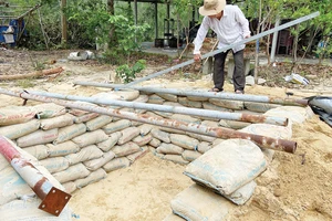 Gia đình ông Phạm Ngọc Diễn (thôn Hà Bình, xã Bình Minh, huyện Thăng Bình, tỉnh Quảng Nam) làm hầm tránh bão. Ảnh: THỦY TIÊN