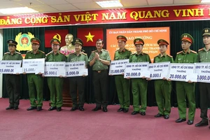 Thiếu tướng Lê Hồng Nam - Giám đốc Công an TPHCM trao thưởng cho các đơn vị