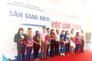 Sàn giao dịch việc làm do Trung tâm Dịch vụ việc làm TPHCM phối hợp Phòng LĐ-TB&XH quận 8 tổ chức