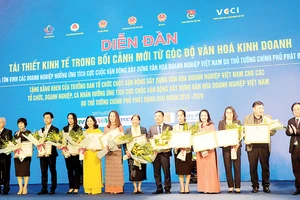 Bà Nguyễn Thị Hồng Trinh - Giám đốc Tài chính (thứ tư, từ phải sang), đại diện Ban lãnh đạo TSTtourist nhận Bằng khen của Hiệp hội Phát triển Văn hóa Doanh nghiệp Việt Nam, tôn vinh các doanh nghiệp hưởng ứng tích cực cuộc vận động Xây dựng văn hóa doanh 