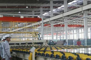 Dây chuyền sản xuất của Nhà máy sản xuất kính nổi siêu trắng Phú Mỹ. Ảnh: TTXVN