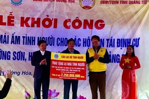 Trao tiền hỗ trợ xây dựng nhà ở mới cho người dân