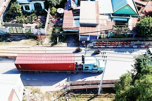 Xe Container lưu thông trên đường Nguyễn Duy Trinh, quận 9. Ảnh: CAO THĂNG