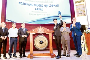 Ngân hàng ACB chuyển giao dịch từ sàn HNX sang sàn HoSE từ ngày 9-12-2020. Ảnh: HUY PHAN