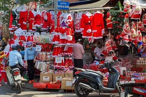 Vật phẩm trang trí Noel bày bán dọc đường Hải Thượng Lãn Ông, quận 5, TPHCM. Ảnh: ĐOÀN HIỆP