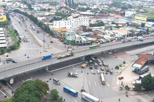 Nút giao ngã tư Vũng Tàu giữa quốc lộ 1 với quốc lộ 51 thường xuyên ùn tắc. Ảnh: VĂN PHONG