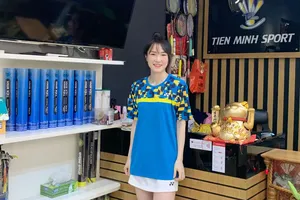 Sau cầu lông, Vũ Thị Trang chăm chút cho công việc kinh doanh. Ảnh: NVCC