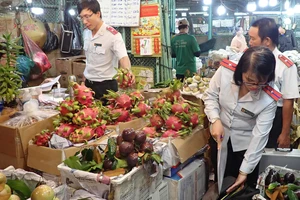 Đoàn kiểm tra liên ngành ATTP kiểm tra xuất xứ hàng hóa cung ứng tết tại chợ đầu mối nông sản Thủ Đức, quận Thủ Đức, TPHCM. Ảnh: HOÀNG HÙNG