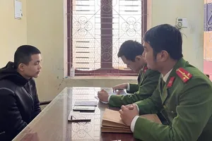 Công an huyện Yên Định lấy lời khai của nghi phạm Khúc Thanh Bình. Ảnh Công an Thanh Hóa cung cấp