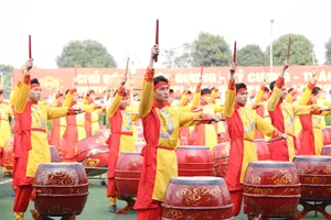 Sơ duyệt màn trình diễn trống hội trong chương trình Khát vọng - Tỏa sáng với sự tham gia của hàng trăm nghệ sĩ, diễn viên