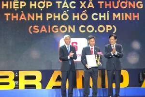 Phó Chủ tịch UBND TPHCM Võ Văn Hoan trao bằng chứng nhận cho đại diện Saigon Co.op