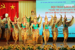 Biểu diễn nghệ thuật sân khấu dù kê ở Trường Đại học Trà Vinh