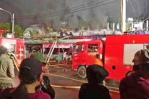 Dập tắt đám cháy dãy ki ốt sát nhà dân
