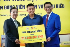 Lý Hoàng Nam nhận học bổng theo học Quản trị Kinh doanh