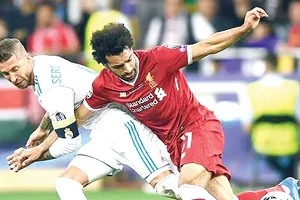 Real Madrid (trái) khiến Liverpool lu mờ trong trận tứ kết lượt đi