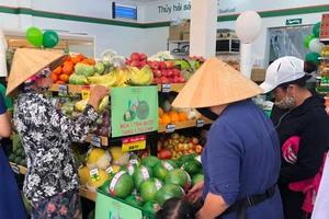 Người tiêu dùng tìm mua các sản phẩm giải nhiệt