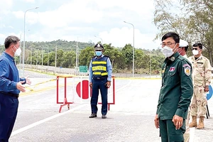 Ông Kuoch Chamroeun (trái), Thống đốc tỉnh Sihanoukville, Campuchia, kiểm tra chốt chặn trên đường vào tỉnh. Ảnh: Khmer Times