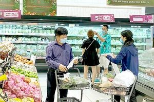 TPHCM phấn đấu 100% siêu thị sử dụng túi nhựa thân thiện với môi trường trong năm 2021. Ảnh: CAO THĂNG