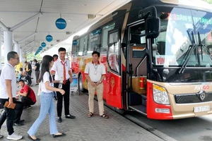 Xe buýt hoạt động tuyến Sân bay Tân Sơn Nhất - Vũng Tàu. Ảnh: THÀNH TRÍ