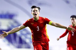 Đội trưởng Quế Ngọc Hải vui mừng sau khi ấn định chiến thắng 2-1 cho Việt Nam. Ảnh: KHƯƠNG DUY