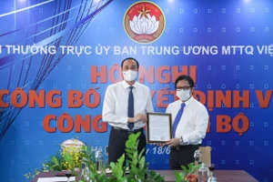 Ông Phùng Khánh Tài, Phó Chủ tịch UBTƯ MTTQ Việt Nam trao quyết định giao nhiệm vụ Quyền Tổng Biên tập báo Đại Đoàn Kết cho nhà báo Lê Anh Đạt. Nguồn: DAIDOANKET.VN