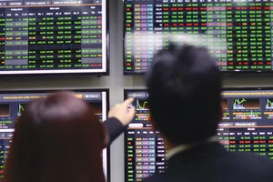 VN-Index lập đỉnh mới, vàng giảm giá