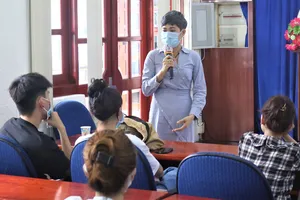 Sinh viên ngành Kinh tế Trường ĐH Mở dự báo cáo chuyên đề về PR làm việc cho doanh nghiệp. Ảnh: HOÀNG HÙNG