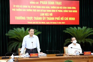 Đồng chí Phan Đình Trạc, Ủy viên Bộ Chính trị, Bí thư Trung ương Đảng, Trưởng Ban Nội chính Trung ương, làm việc với TPHCM về phòng chống tham nhũng. Ảnh: Ban Nội chính Trung ương