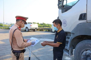Còn địa phương kiểm tra giấy xét nghiệm lái xe trên “luồng xanh”