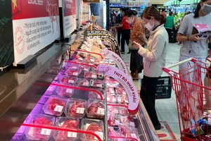 Người dân mua thực phẩm tại siêu thị Lotte mart, quận 7 (TPHCM). Ảnh: HOÀNG HÙNG