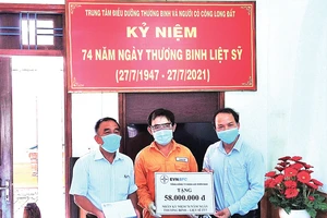 Đại diện ngành điện miền Nam tặng quà tại Trung tâm điều dưỡng Thương binh và Người có công Long Đất