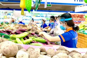 Nhân viên Saigon Co.op chọn thực phẩm cho khách hàng