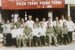 Các đại biểu dự Hội thảo chiến thắng Phước Thành do Bộ Tư lệnh Quân khu 7 và Tỉnh ủy Sông Bé tổ chức năm 1983. (Hàng ngồi, thứ 4 từ trái sang là Thượng tướng Trần Văn Trà, nguyên Tư lệnh Quân Giải phóng miền Nam) 