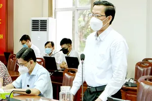 Chủ tịch UBND TPHCM Phan Văn Mãi phát biểu tại buổi làm việc với lãnh đạo quận 7. Ảnh: THU HƯỜNG