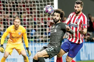 Mohamed Salah (trái) sẽ đương đầu với hàng phòng ngự vững chắc của Atletico Madrid