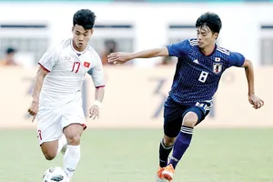 Văn Thanh (trái) cùng Olympic Việt Nam từng đánh bại Olympic Nhật Bản tại Asiad 2018. Ảnh: DŨNG PHƯƠNG