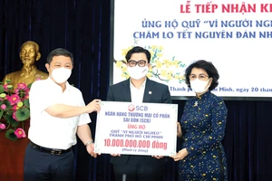 Lãnh đạo TPHCM tiếp nhận hỗ trợ từ SCB