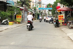 Đơn vị thi công hoàn trả mặt đường lồi lõm, khiến người dân di chuyển rất khó khăn, gặp nguy hiểm