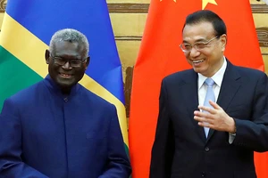 Thủ tướng Quần đảo Solomon Manasseh Sogavare (trái) và Thủ tướng Trung Quốc Lý Khắc Cường tại Đại lễ đường Nhân dân ở Bắc Kinh năm 2019. Ảnh: REUTERS