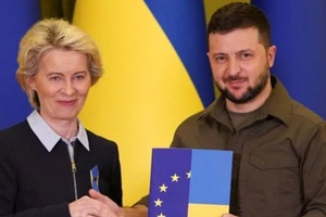 Chủ tịch Ủy ban châu Âu Ursula von der Leyen trao cho Tổng thống Volodymyr Zelensky bảng câu hỏi đánh giá mức độ sẵn sàng gia nhập EU. Ảnh: AP